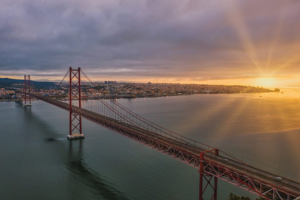 Vista aerea de un puente colgante en Portugal al atardecer