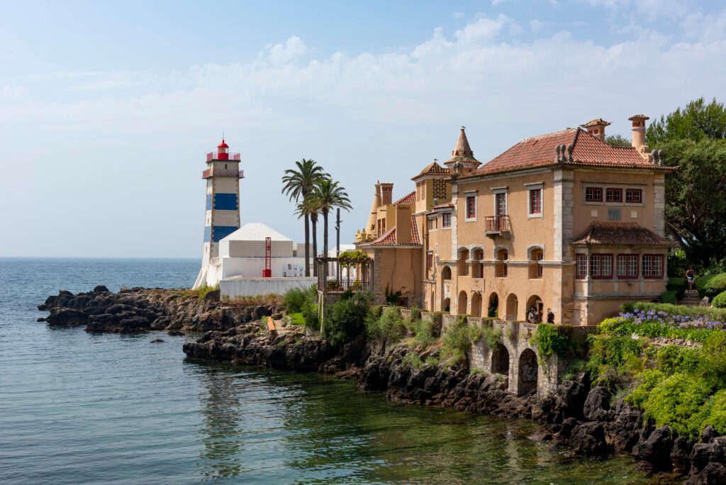 Faro de Santa Marta en Cascais, cerca de Lisboa, Portugal