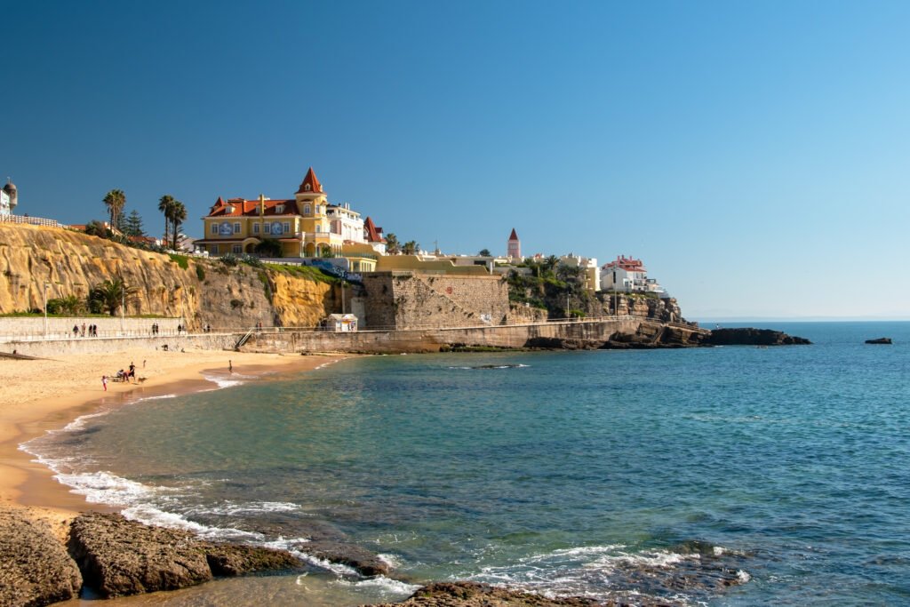 Costa rocosa de Cascais junto al mar, Portugal