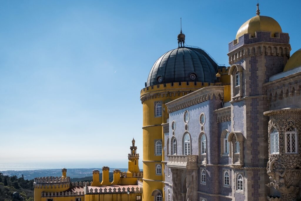 Castillo de Sintra rodeado de vegetacion, Portugal