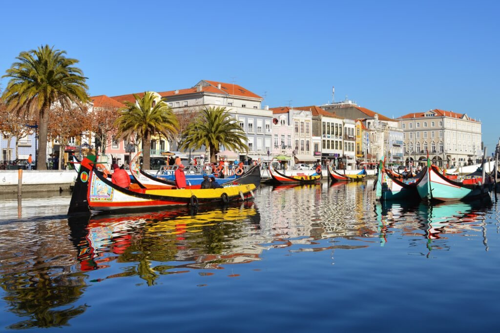 Coloridos barcos moliceiros tradicionales en Aveiro, Portugal