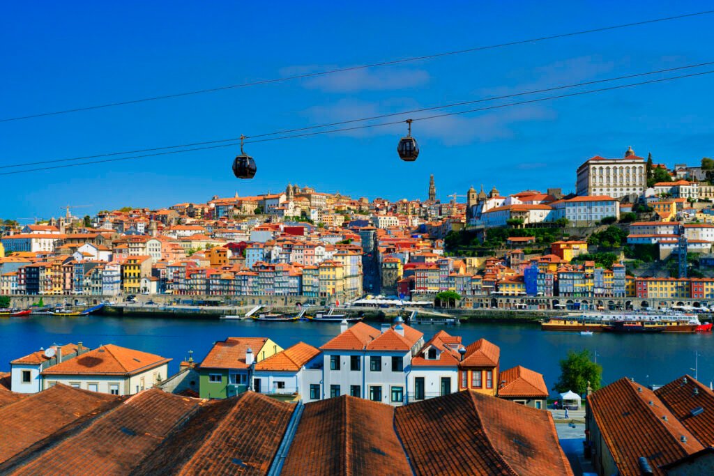 Vista panoramica de Oporto y el rio Duero, Portugal
