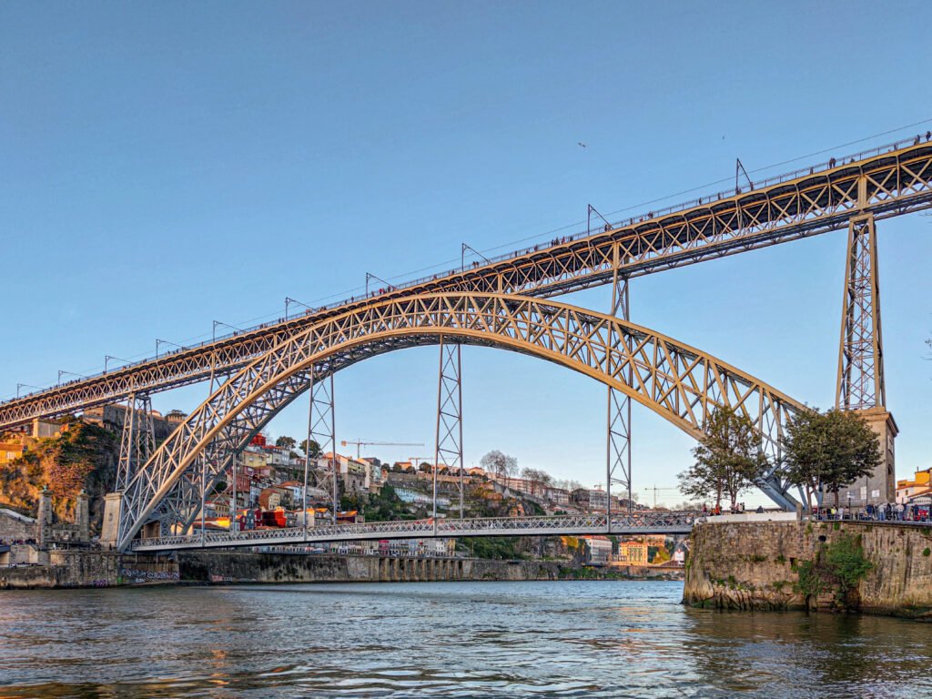 Puente de Oporto visto desde un angulo bajo, Portugal