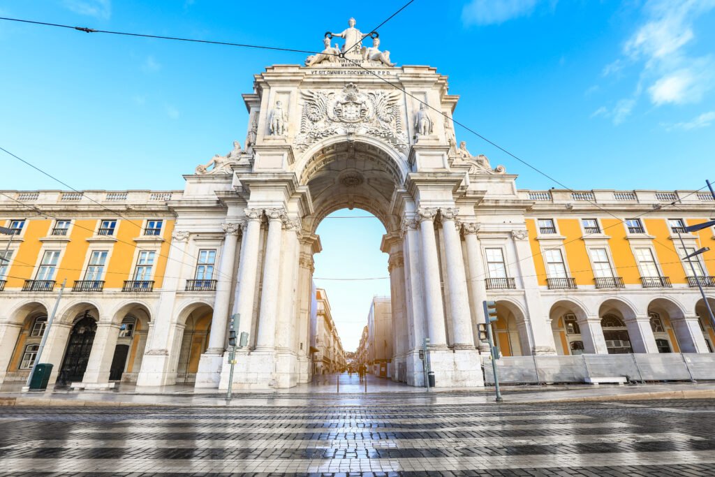 Arco Triunfal de la Rua Augusta, en la Plaza del Comercio de Lisboa, Portugal