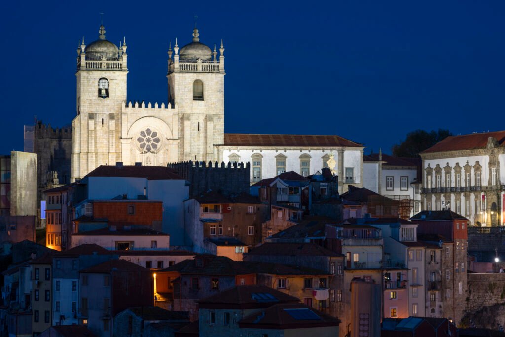 Vista nocturna de la ciudad de Oporto, Portugal
