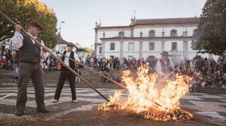 Magusto tradicional con castañas asadas al fuego en una plaza de Portugal
